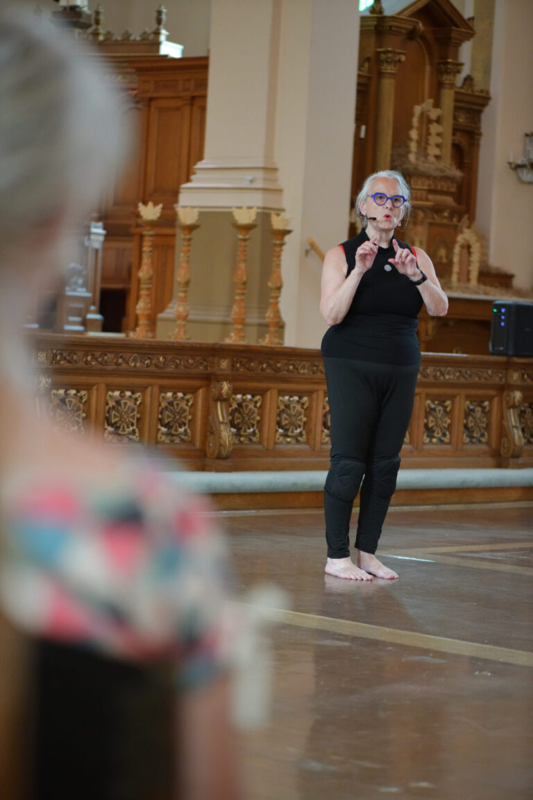 Sylvie Tourangeau, Le rituel est à nous, conférence performative participative, église, 12 juillet 2025, 40 min. Photo : Étienne Boucher