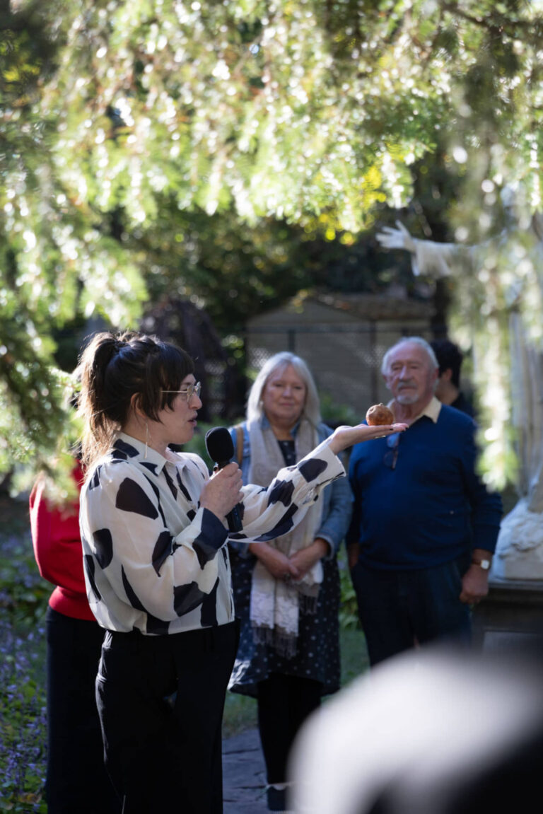 Actions rituelles, conférence performative et gestes de gratitude des commissaires, ORANGE – Faim de rituel, EXPRESSION, église et cour du monastère, journées d’OUVERTURE, TOUJOURS LE CŒUR et FERMETURE, 22 juin, 23 août et 20 septembre 2025. Photo : Josée Lecompte