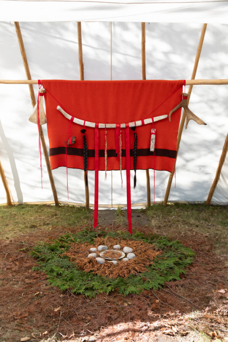 Eruoma Awashish, Pakoserimowin (Prière), 2025, installation en communion avec la nature. Photo : Annie France Leclerc