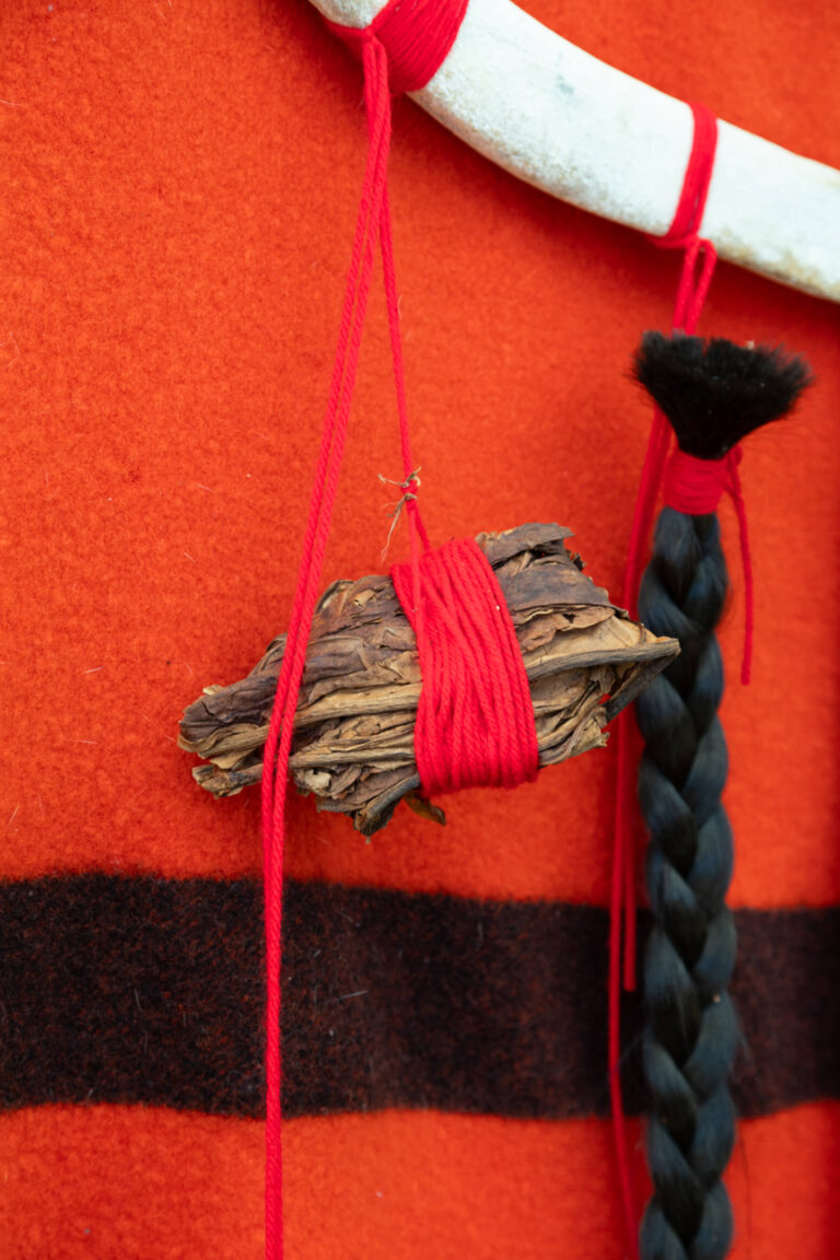 Eruoma Awashish, Pakoserimowin (Prière), 2025, installation en communion avec la nature. Photo : Annie France Leclerc