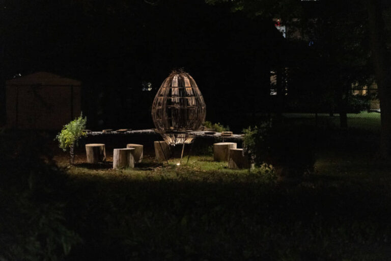 André Boisvert, Vivre à table, 2025, sculpture rassembleuse, métal recyclé, tige de saule, fines herbes et fleurs comestibles.