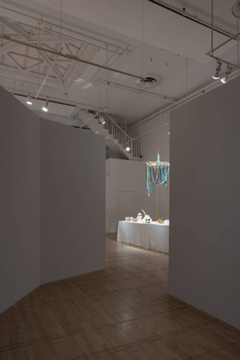 Laura Bayet et Thérèse Chabot, Que la fête commence!, 2025, installation festive et espace de recueillement. Photo : Paul Litherland