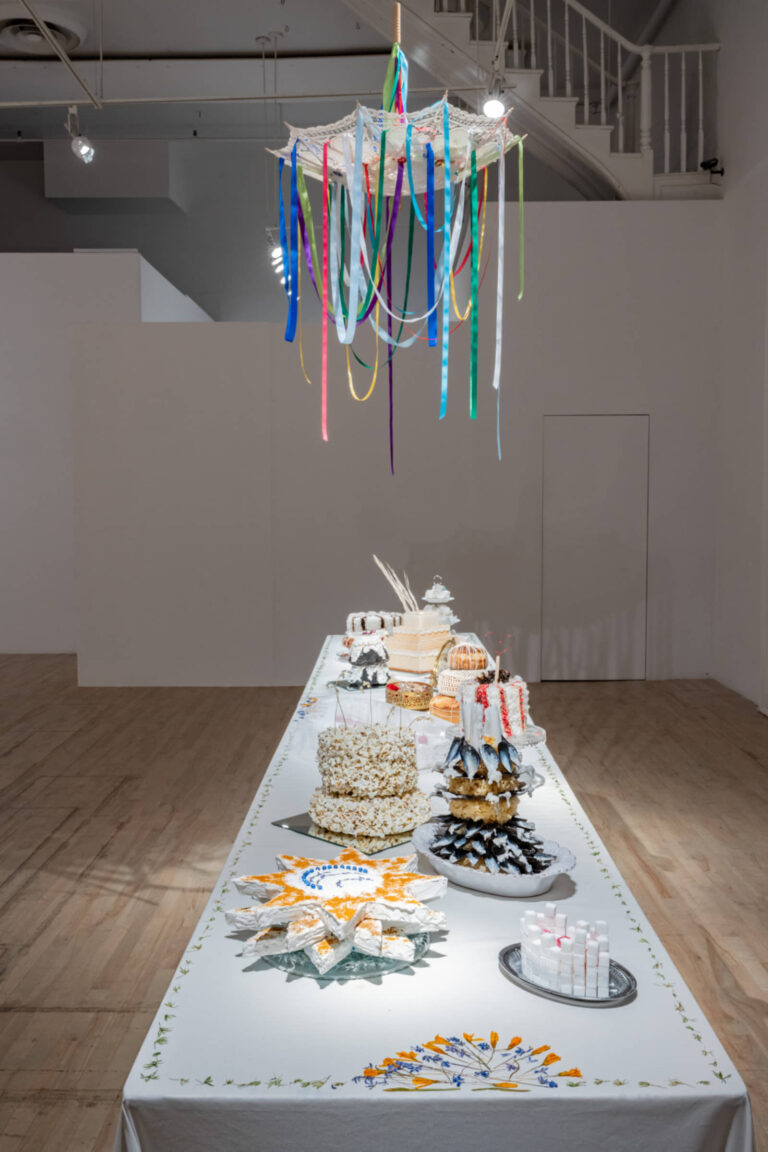 Laura Bayet et Thérèse Chabot, Que la fête commence!, 2025, installation festive et espace de recueillement. Photo : Paul Litherland