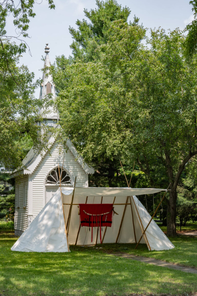 Eruoma Awashish, Pakoserimowin (Prière), 2025, installation en communion avec la nature. Photo : Paul Litherland