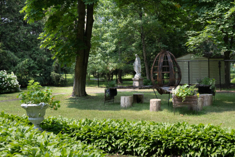 André Boisvert, Vivre à table, 2025, sculpture rassembleuse, métal recyclé, tige de saule, fines herbes et fleurs comestibles.