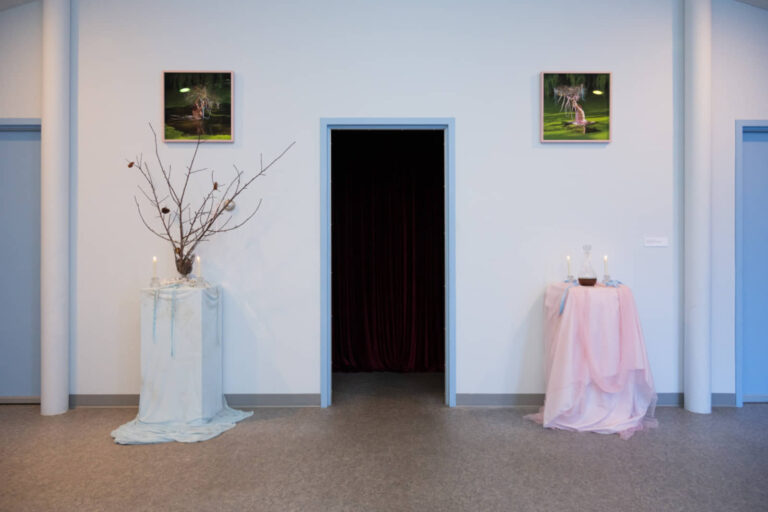 Annie Baillargeon, Sollicitude des péchés, 2025, installation immersive multimédia dans trois espaces de la chapelle bleue. Photo : Paul Litherland