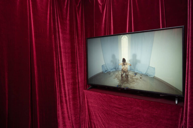 Annie Baillargeon, Sollicitude des péchés, 2025, installation immersive multimédia dans trois espaces de la chapelle bleue. Photo : Paul Litherland