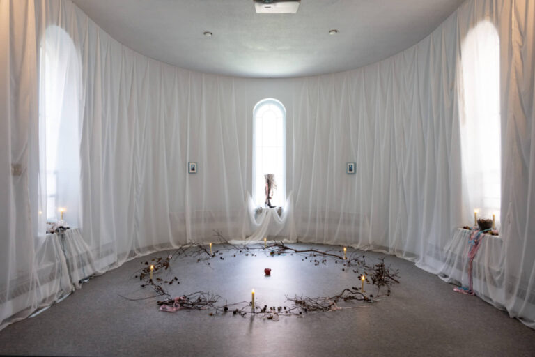 Annie Baillargeon, Sollicitude des péchés, 2025, installation immersive multimédia dans trois espaces de la chapelle bleue. Photo : Paul Litherland