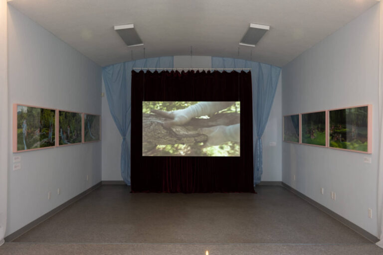 Annie Baillargeon, Sollicitude des péchés, 2025, installation immersive multimédia dans trois espaces de la chapelle bleue. Photo : Paul Litherland