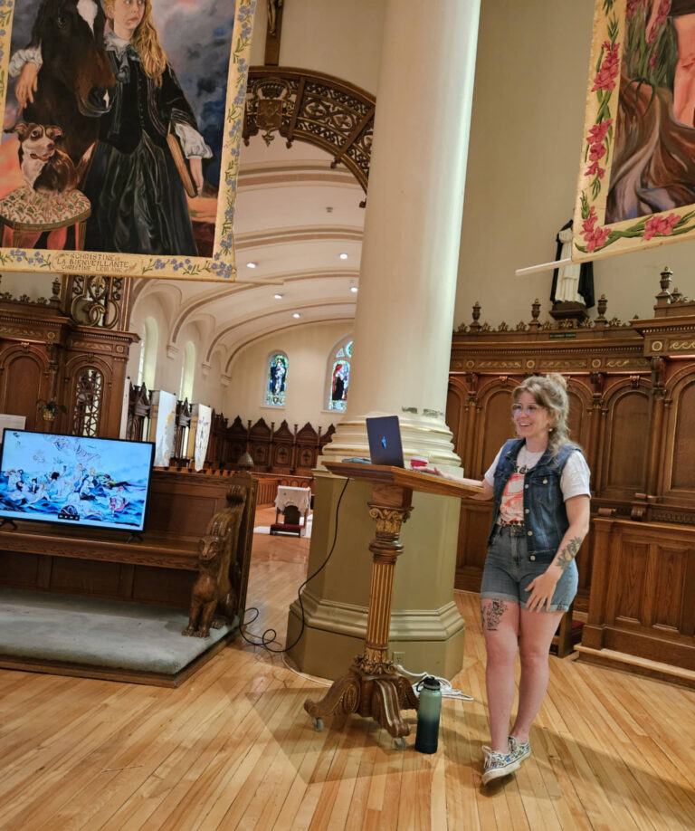 Médiation avec l’artiste Christine LeBlanc, discussion et création autour de sa démarche artistique et de ses œuvres. Photo : Roxane Chamberland