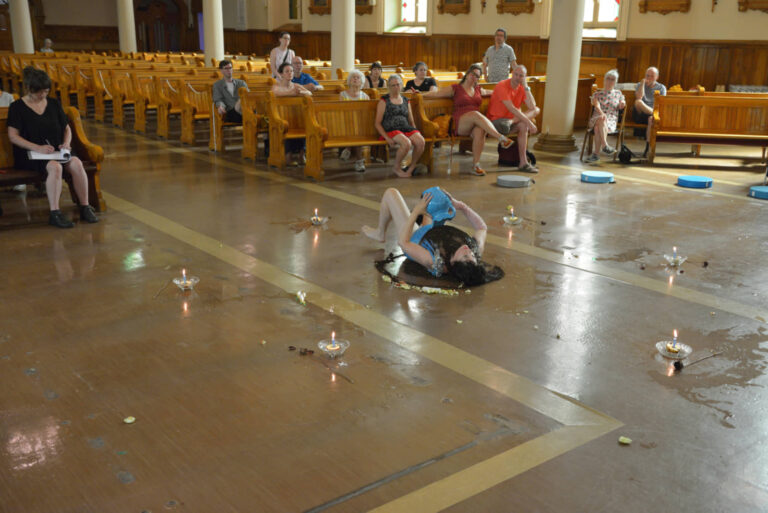Annie Baillargeon, Sollicitude des péchés, performance-rituelle, église, 12 juillet 2025, 20 min. Photo : Étienne Boucher