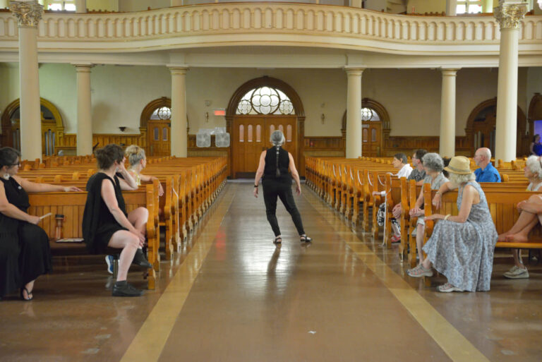 Sylvie Tourangeau, Le rituel est à nous, conférence performative participative, église, 12 juillet 2025, 40 min. Photo : Étienne Boucher