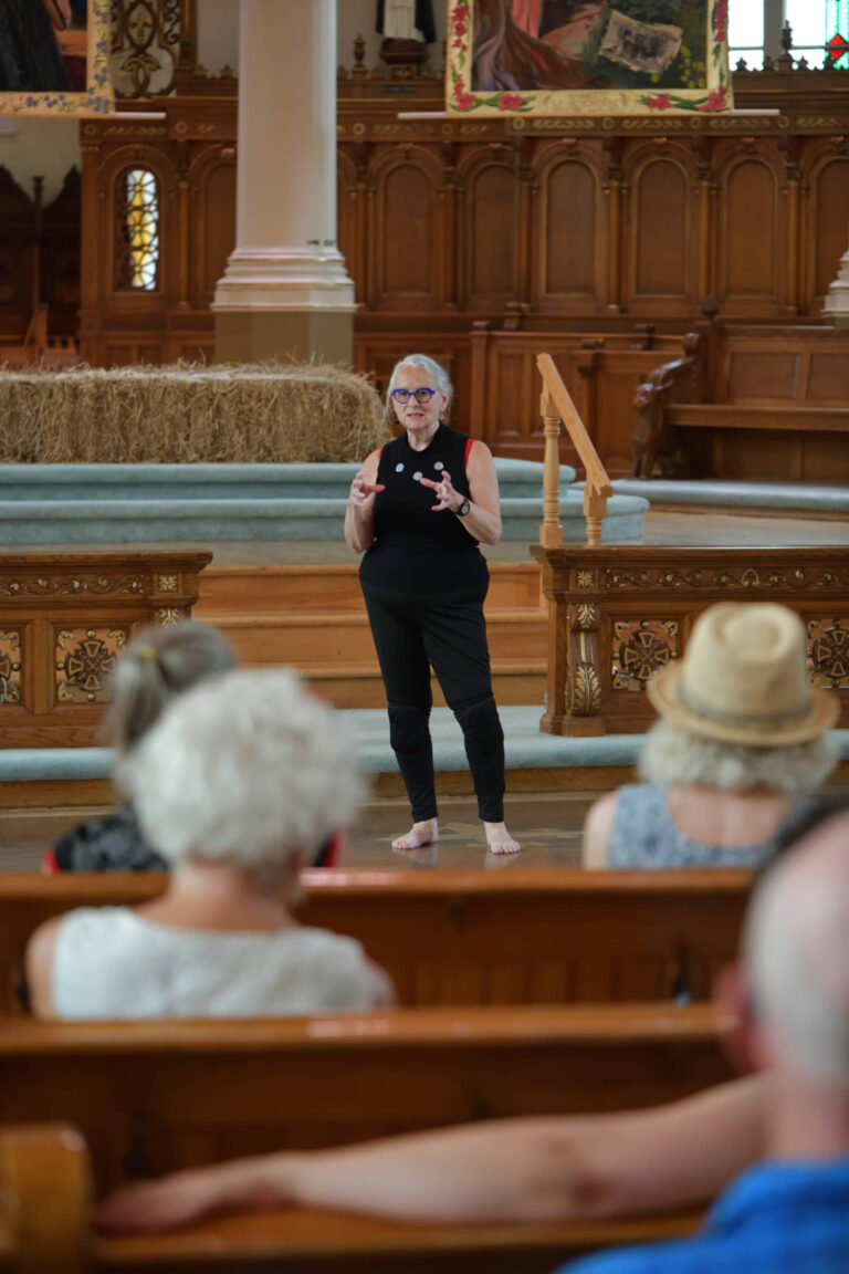 Sylvie Tourangeau, Le rituel est à nous, conférence performative participative, église, 12 juillet 2025, 40 min. Photo : Étienne Boucher