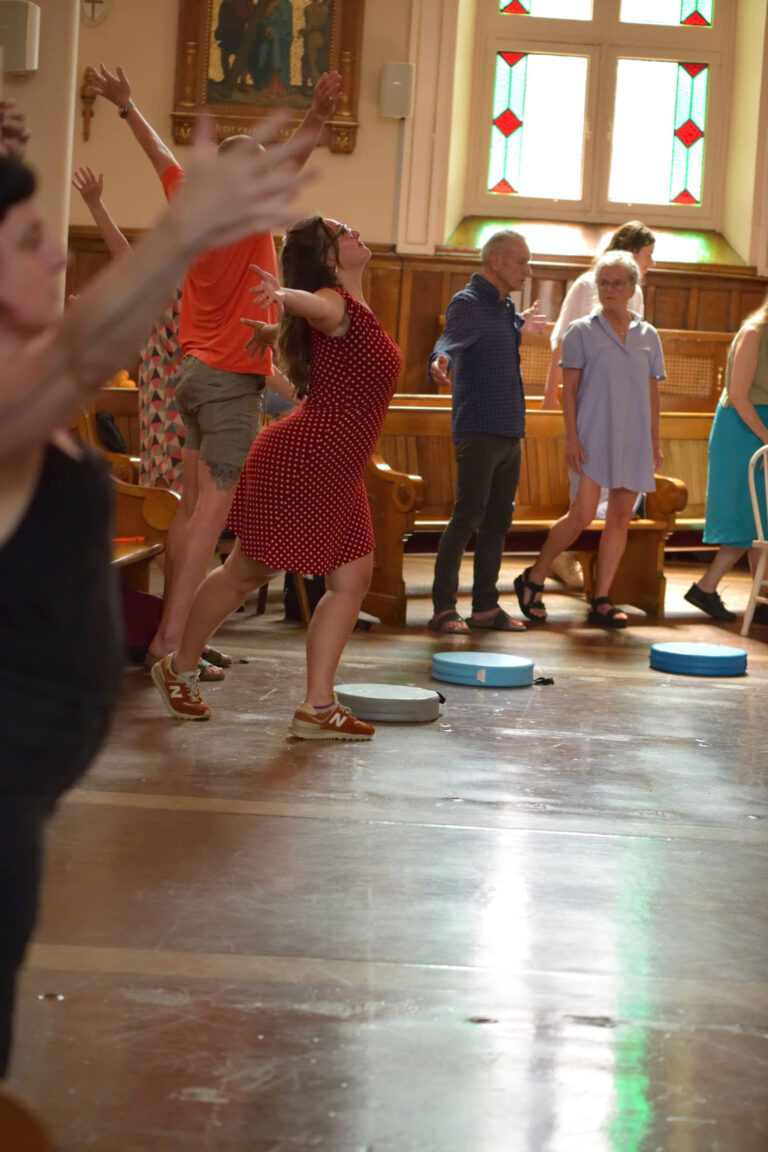 Sylvie Tourangeau, Le rituel est à nous, conférence performative participative, église, 12 juillet 2025, 40 min. Photo : Étienne Boucher