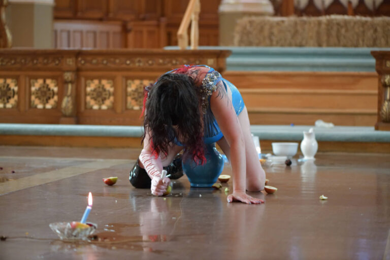 Annie Baillargeon, Sollicitude des péchés, performance-rituelle, église, 12 juillet 2025, 20 min. Photo : Étienne Boucher