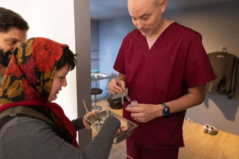 Yannick De Serre, partage de capsules médicamenteuses dans son installation-laboratoire La guérison pour faim, EXPRESSION, 20 septembre 2025, 3 heures. Photo : Josée Lecompte