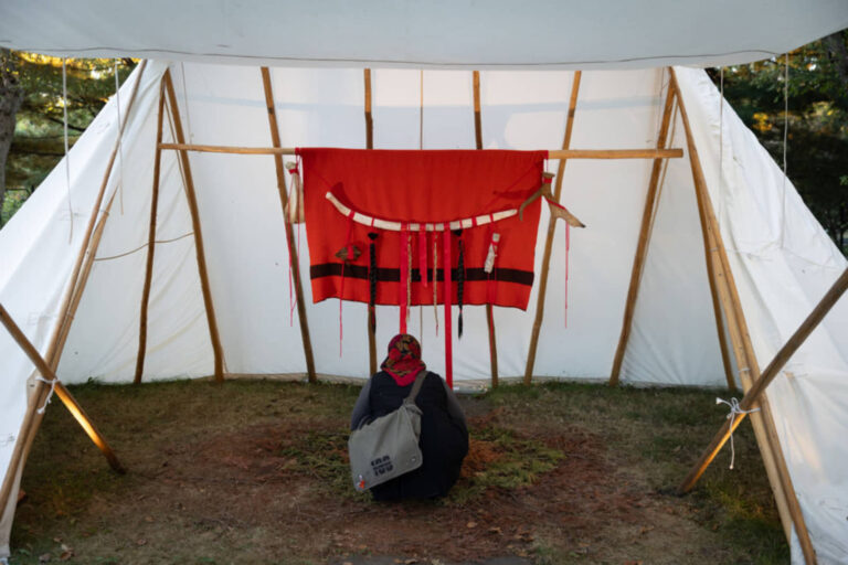 Eruoma Awashish, Pakoserimowin (Prière) et Mokocan (avec Nahka Bertrand), 2025, installation en communion avec la nature et festin à partager. Photo : Josée Lecompte
