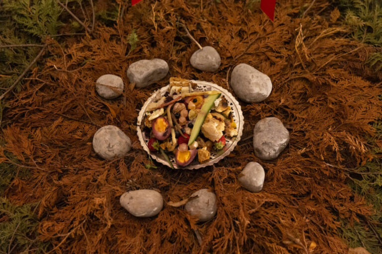 Eruoma Awashish, Pakoserimowin (Prière) et Mokocan (avec Nahka Bertrand), 2025, installation en communion avec la nature et festin à partager. Photo : Josée Lecompte