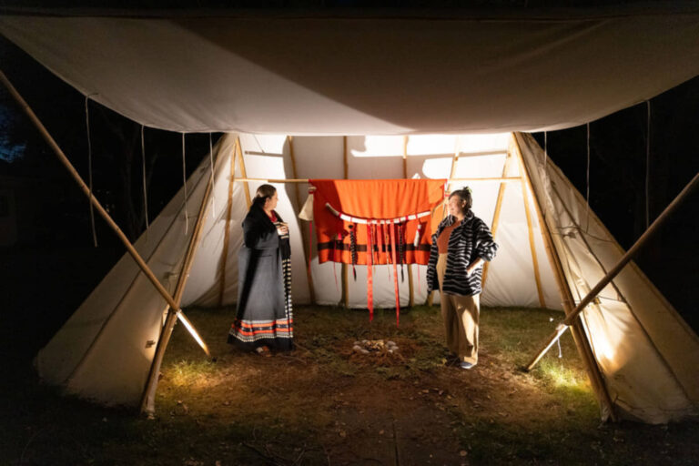 Eruoma Awashish, Pakoserimowin (Prière) et Mokocan (avec Nahka Bertrand), 2025, installation en communion avec la nature et festin à partager. Photo : Josée Lecompte