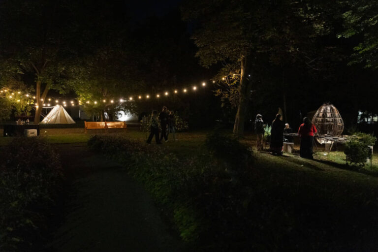 Journée de FERMETURE, vue partielle des œuvres (installations : Eruoma Awashish et André Boisvert), cour du monastère. Photo : Josée Lecompte