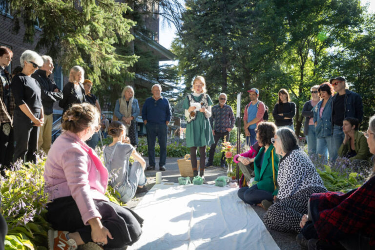 Sarah Boutin, Vivre doucement aujourd’hui ; parties tendres et générosités, 2025, performance, cour du monastère, 20 septembre 2025, 20 min. Photo : Josée Lecompte