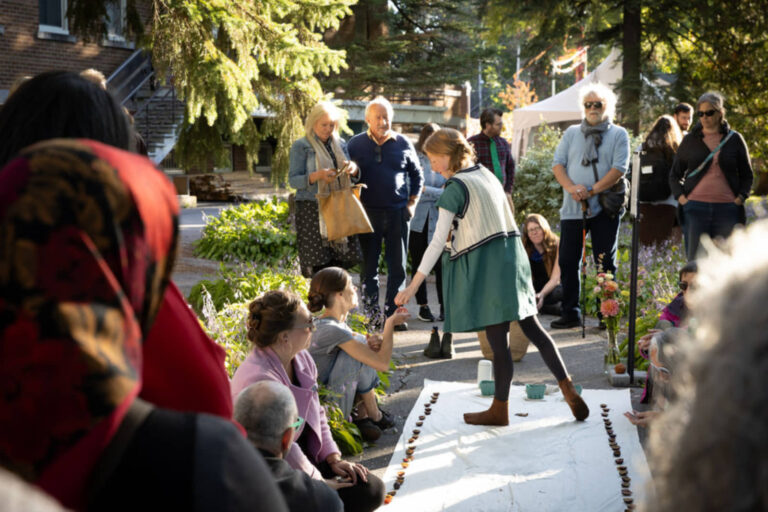 Sarah Boutin, Vivre doucement aujourd’hui ; parties tendres et générosités, 2025, performance, cour du monastère, 20 septembre 2025, 20 min. Photo : Josée Lecompte