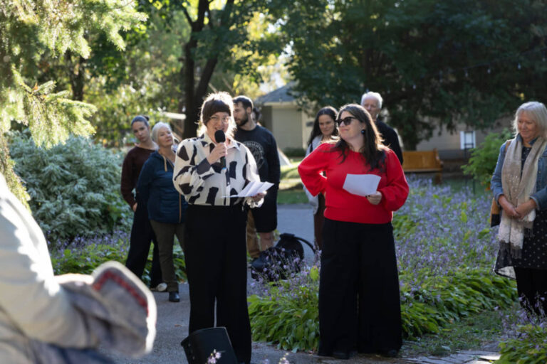 Gestes de gratitude des commissaires, en continu, EXPRESSION, église et cour du monastère, 20 septembre 2025. Photo : Josée Lecompte