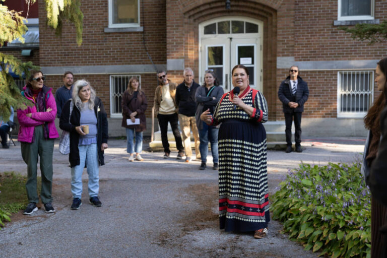 Eruoma Awashish, Pakoserimowin (Prière) et Mokocan (avec Nahka Bertrand), 2025, installation en communion avec la nature et festin à partager. Photo : Josée Lecompte
