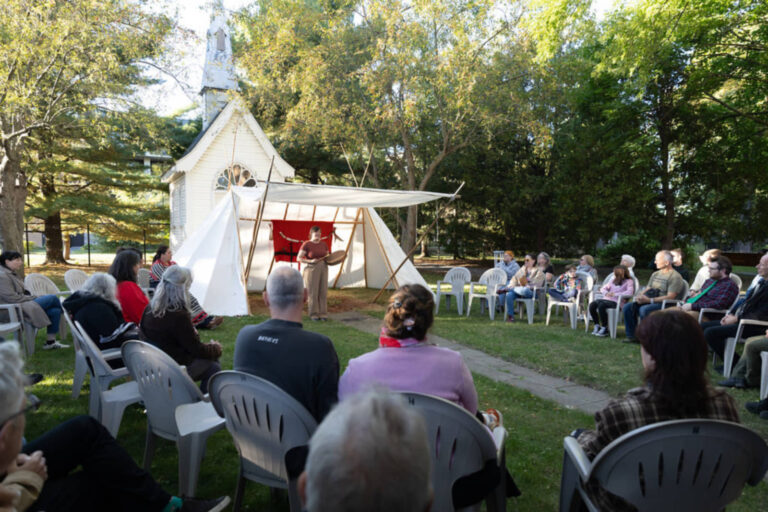 Eruoma Awashish, Pakoserimowin (Prière) et Mokocan (avec Nahka Bertrand), 2025, installation en communion avec la nature et festin à partager. Photo : Josée Lecompte