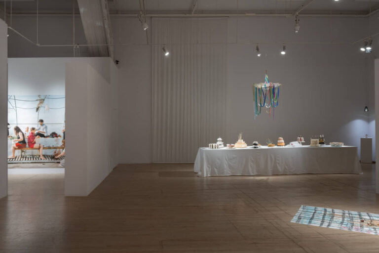 Vue partielle du parcours en progression, détails des œuvres (de gauche à droite : Jacynthe Carrier, Laura Bayet et Thérèse Chabot, Nadège Grebmeier Forget), ORANGE – Faim de rituel, 2025, EXPRESSION, Centre d’exposition de Saint-Hyacinthe. Photo : Paul Litherland