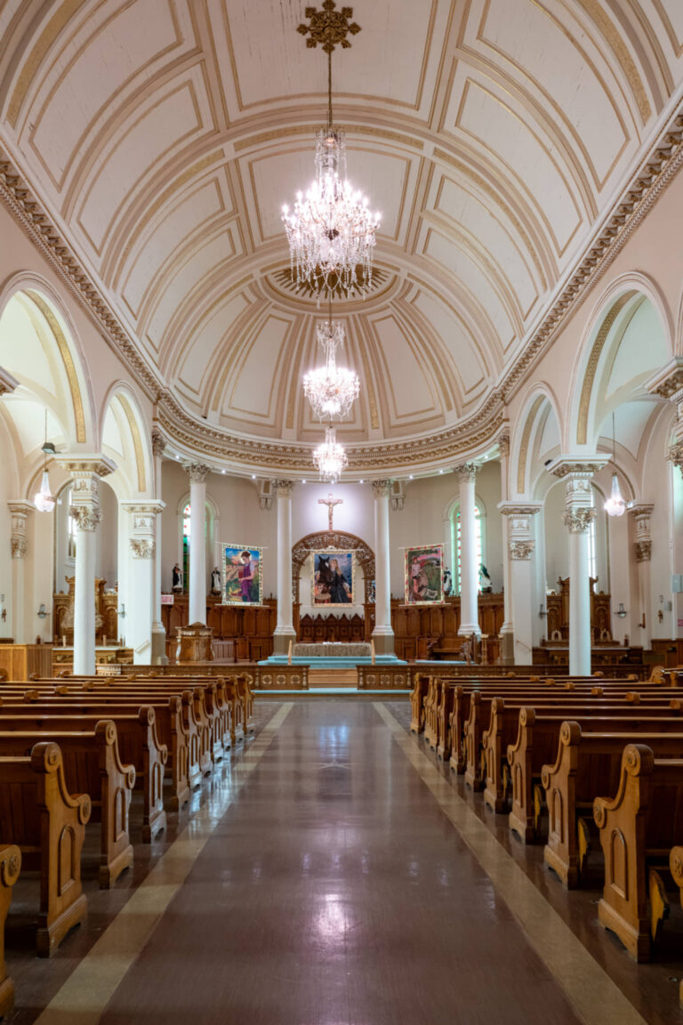 Vue partielle du parcours en cohabitation, détails des œuvres (installation : Sarah Thibault, tableaux suspendus : Christine LeBlanc), ORANGE – Faim de rituel, 2025, église Notre-Dame-du-Rosaire. Photo : Paul Litherland
