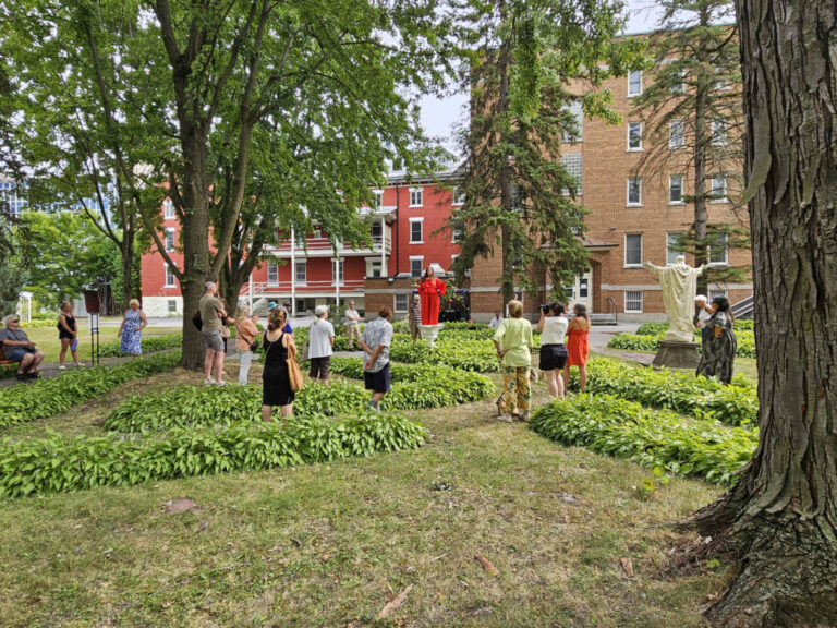 Vue partielle du parcours en intégration, lors de la performance « Adorer, réparer et souffrir » / Contempler le dedans-dehors de Nadège Grebmeier Forget, ORANGE – Faim de rituel, 23 août 2025, cour du Monastère des Sœurs adoratrices du Précieux-Sang. Photo : Roxane Chamberland
