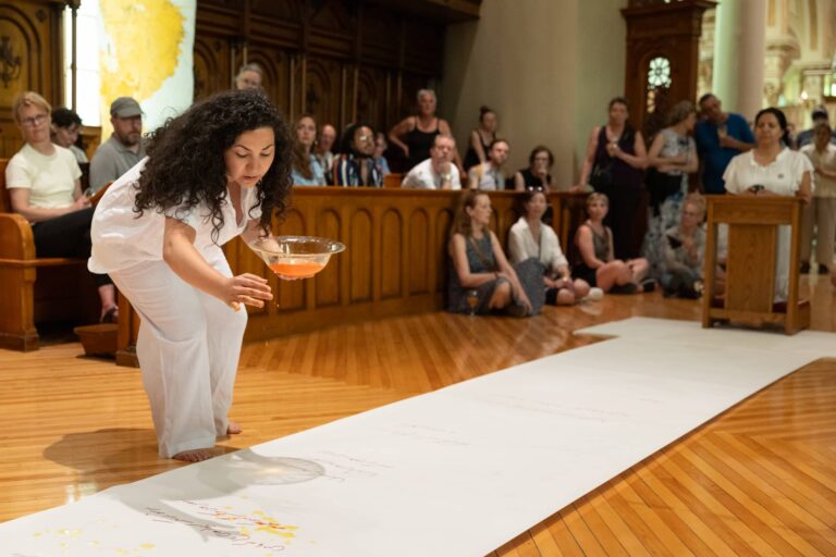 Farzaneh et Mancy Rezaei, Offrande au safran, performance réalisée en sororité, deuxième chœur de l’église, 22 juin 2025, durée : 15 min. Photo : Josée Lecompte