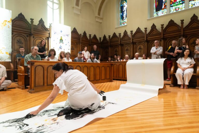 Farzaneh et Mancy Rezaei, Offrande au safran, performance réalisée en sororité, deuxième chœur de l’église, 22 juin 2025, durée : 15 min. Photo : Josée Lecompte