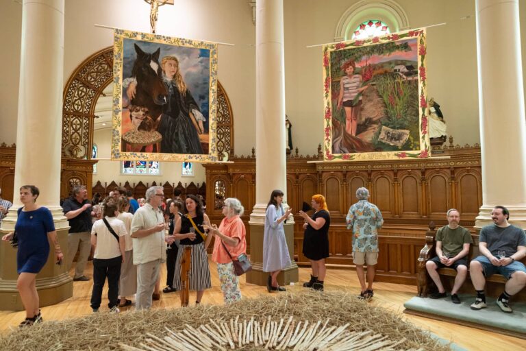 Journée d’OUVERTURE, vue partielle des œuvres (installation : Sarah Thibault, tableaux suspendus : Christine LeBlanc), église. Photo : Josée Lecompte