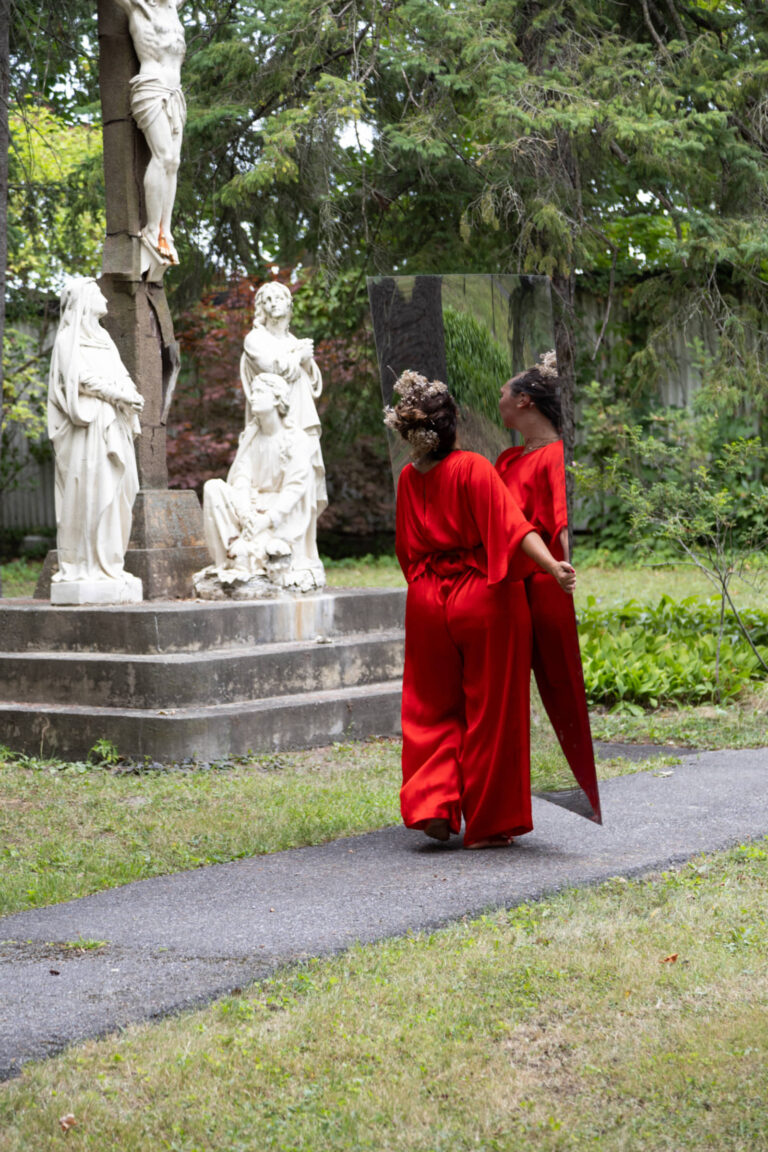 Nadège Grebmeier Forget, « Adorer, réparer et souffrir » / Contempler le dedans-dehors, performance, cour du monastère, 23 août 2025, 60 min. Photo : Annie France Leclerc
