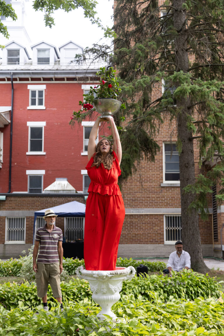 Nadège Grebmeier Forget, « Adorer, réparer et souffrir » / Contempler le dedans-dehors, performance, cour du monastère, 23 août 2025, 60 min. Photo : Annie France Leclerc