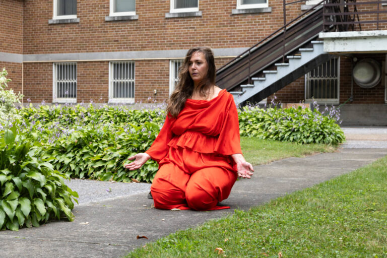 Nadège Grebmeier Forget, « Adorer, réparer et souffrir » / Contempler le dedans-dehors, performance, cour du monastère, 23 août 2025, 60 min. Photo : Annie France Leclerc