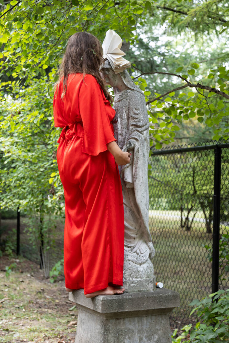 Nadège Grebmeier Forget, « Adorer, réparer et souffrir » / Contempler le dedans-dehors, performance, cour du monastère, 23 août 2025, 60 min. Photo : Annie France Leclerc