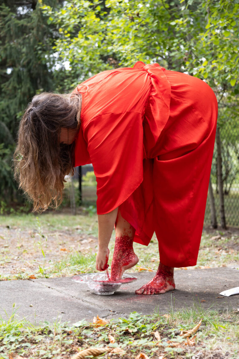 Nadège Grebmeier Forget, « Adorer, réparer et souffrir » / Contempler le dedans-dehors, performance, cour du monastère, 23 août 2025, 60 min. Photo : Annie France Leclerc