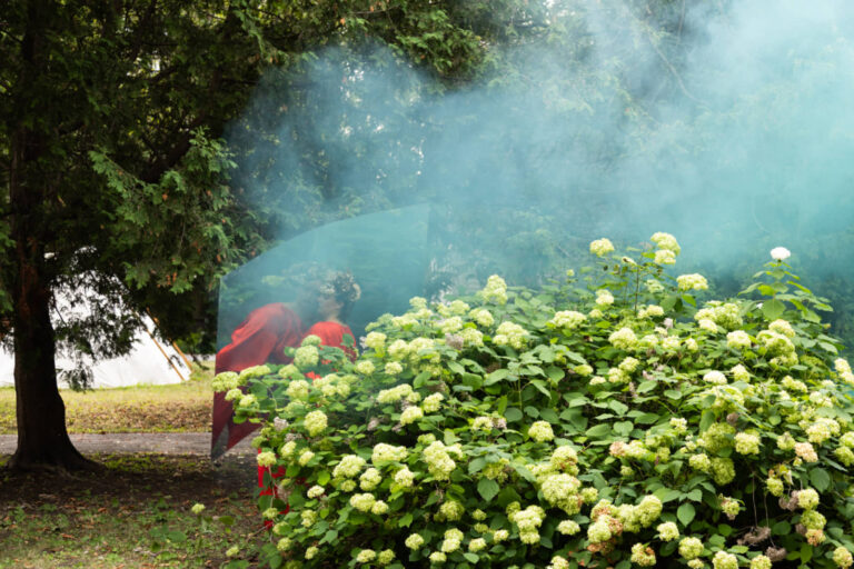 Nadège Grebmeier Forget, « Adorer, réparer et souffrir » / Contempler le dedans-dehors, performance, cour du monastère, 23 août 2025, 60 min. Photo : Annie France Leclerc