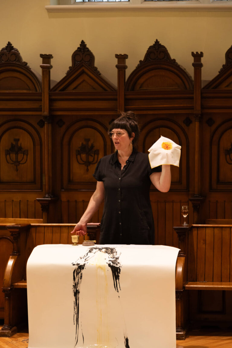 Roxane Chamberland, conférence performative en continu, EXPRESSION, cour du monastère et église, 23 août 2025. Photo : Annie France Leclerc